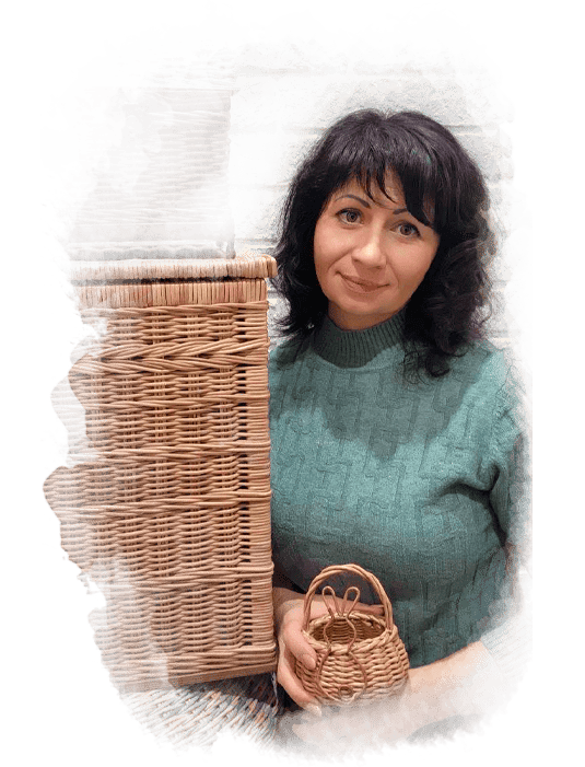 Преподаватель по плетению из бумажной лозы